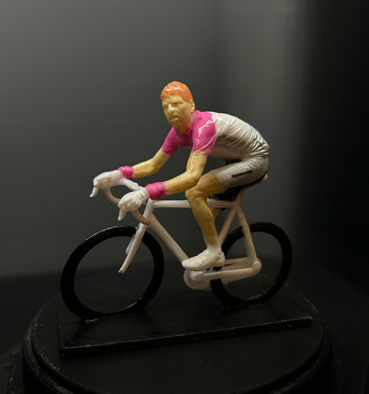El Ogro Alemán – Figura Ciclista en Miniatura (Impresión 3D en Resina)